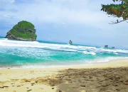 Menjelajahi Pesona Pantai Goa Cina: Surga Tersembunyi di Malang