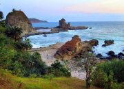 10 Alasan Kenapa Pantai Watu Lumbung Harus Masuk Daftar Liburanmu