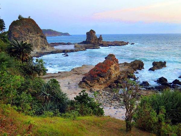 Pantai Watu Lumbung