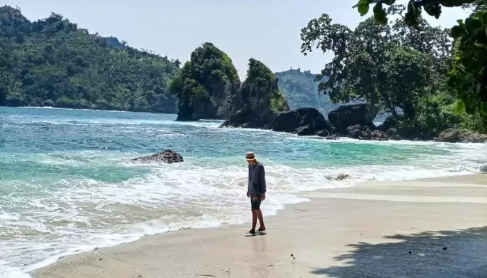 Menikmati Keindahan Pantai Wedi Awu: Surga Tersembunyi di Tengah Pulau Jawa