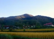 Menjelajahi Keindahan Gunung Pantai Cermin di Sumatera Barat